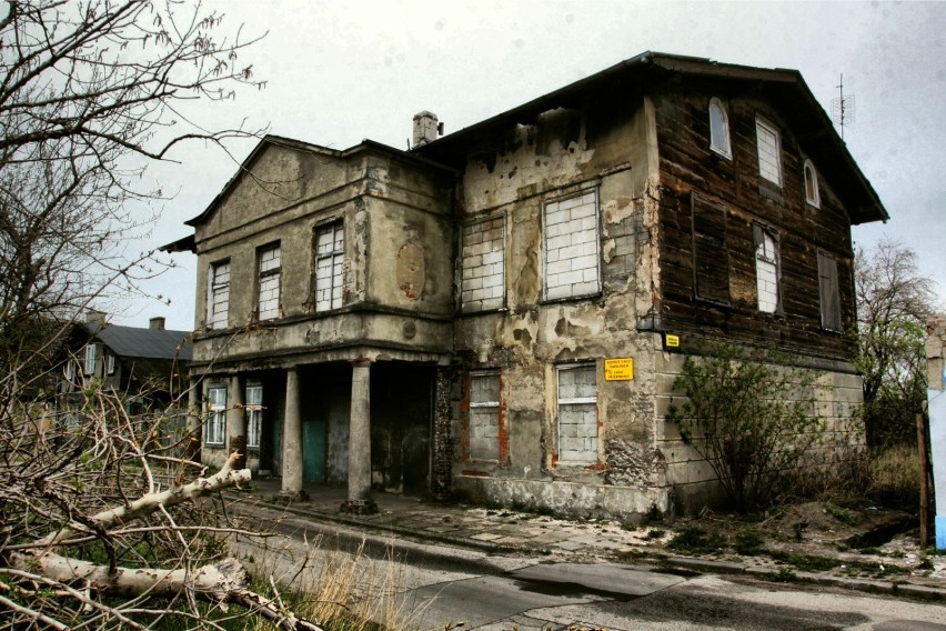 Stare, opuszczone budynki przy Siennej Grobli