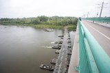 Budowa mostu pontonowego na Wiśle. Utrudnienia dla pieszych i rowerzystów