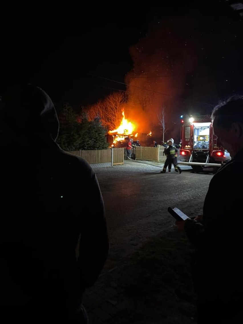 Pożar w gminie Przystajń. Strażacy walczyli z ogniem w pustostanie 