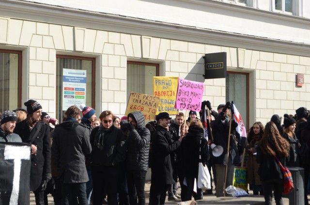 Studencki protest przed UW. Manifestacja przeciw zaostrzeniom w prawie aborcyjnym [ZDJĘCIA]