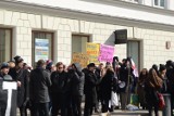 Studencki protest przed UW. Manifestacja przeciw zaostrzeniom w prawie aborcyjnym [ZDJĘCIA] 