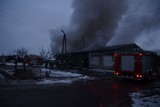 Pożar zakładu stolarskiego w Goli. Straty sięgają kilkuset tysięcy złotych. ZDJĘCIA, FILM