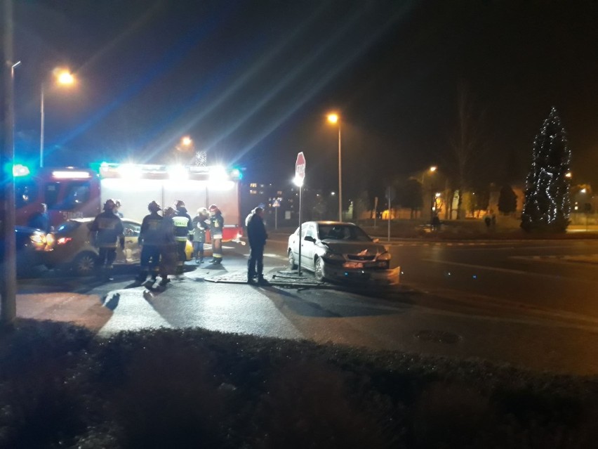 Trzy samochody zderzyły się na skrzyżowaniu ulic Śniadeckiego i Tysiąclecia w Oświęcimiu [ZDJĘCIA]