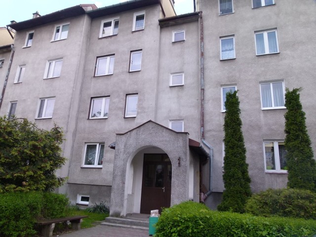 Zwłoki 36-latka zostały znaleziono w mieszkaniu w bloku nr 29 na os. Dąbrowskiego