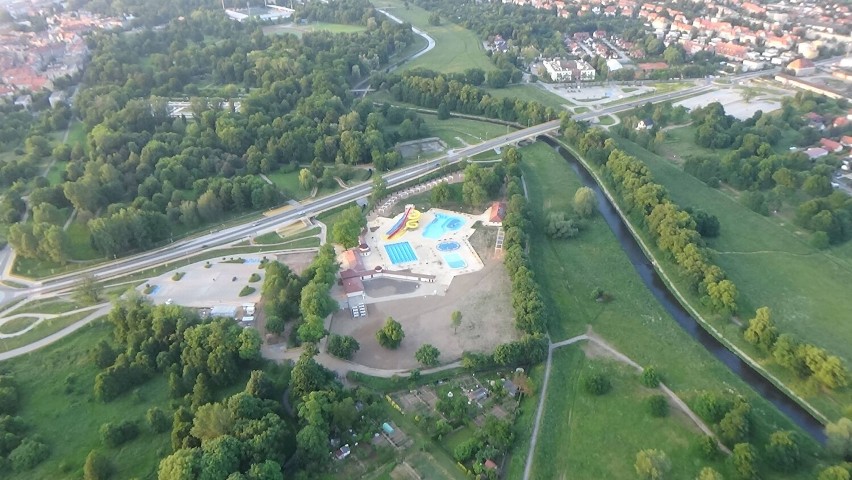 Legnica z lotu ptaka - nowe baseny i parkowe fontanny w...