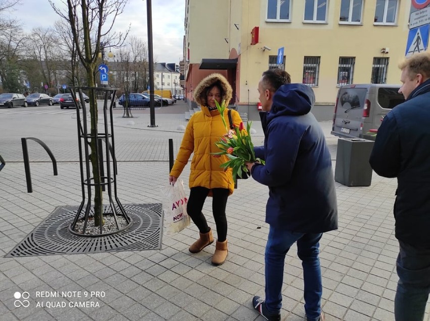 Dzień Kobiet Radomsko 2022. Kwiaty dla radomszczanek i apel o wsparcie dla Ukrainek
