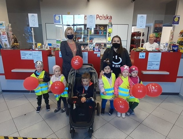 Grupa "Motylki" z przedszkola "Magical World" w Jędrzejowie świętowała Światowy Dzień Poczty. Dzieci odwiedziły urząd pocztowy.