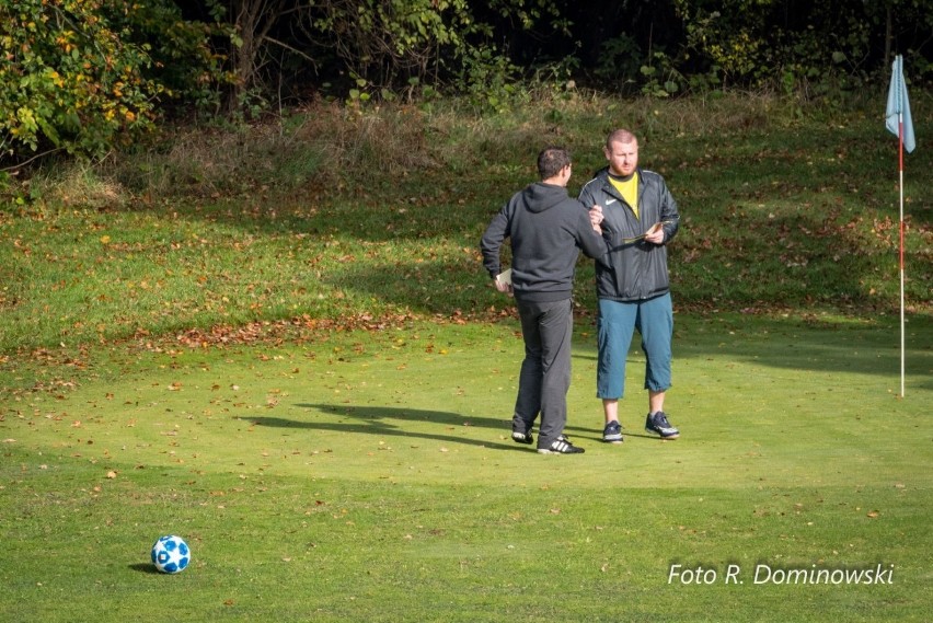 Zawodnicy podczas gry w footgolfa na polu golfowym w...