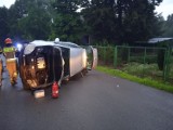 Groźny wypadek w Wielopolu. Volkswagen wypadł z drogi i uderzył w ogrodzenie. Samochód wylądował na boku
