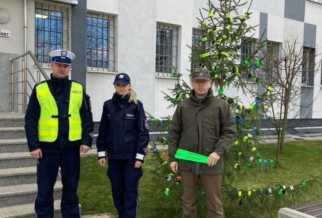 To już tradycja, że w grudniu przed Komendą Powiatową Policji przy ulicy Łaziennej w Końskich staje choinka ozdobiona elementami odblaskowymi