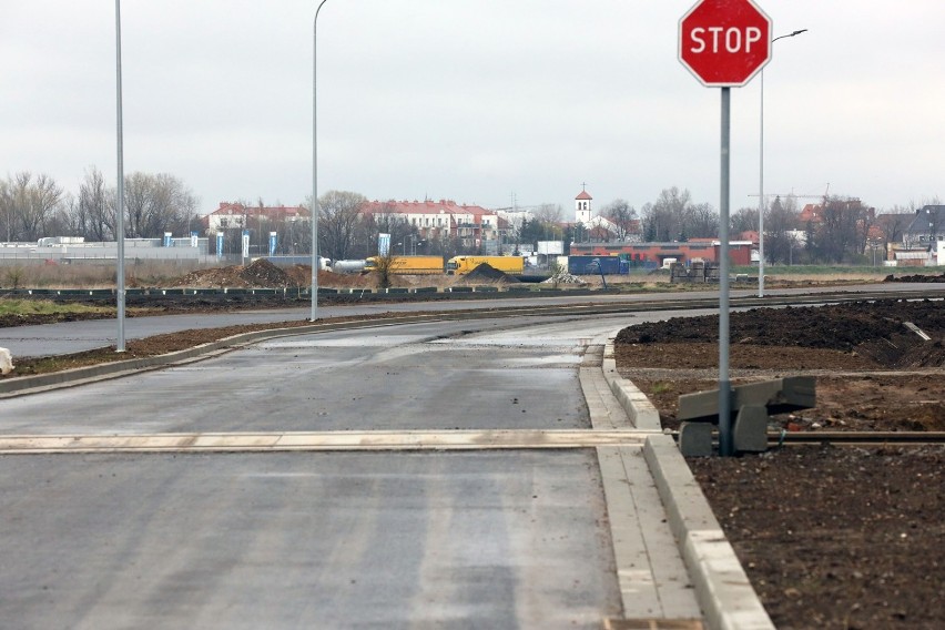 Budowane są nowe drogi na byłym lotnisku w Legnicy, zobaczcie zdjęcia