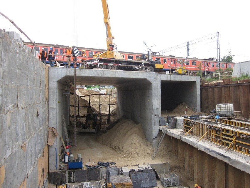 Tunel na Żabiance: Przepychają tunel pod torami. Prace przy budowie Drogi Zielonej ZDJĘCIA/FILM