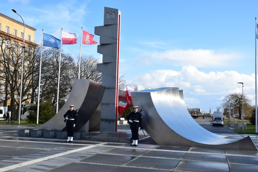 Gdyńscy samorządowcy i parlamentarzyści złożyli kwiaty pod Pomnikiem Polski Morskiej z okazji urodzin Gdyni ZDJĘCIA