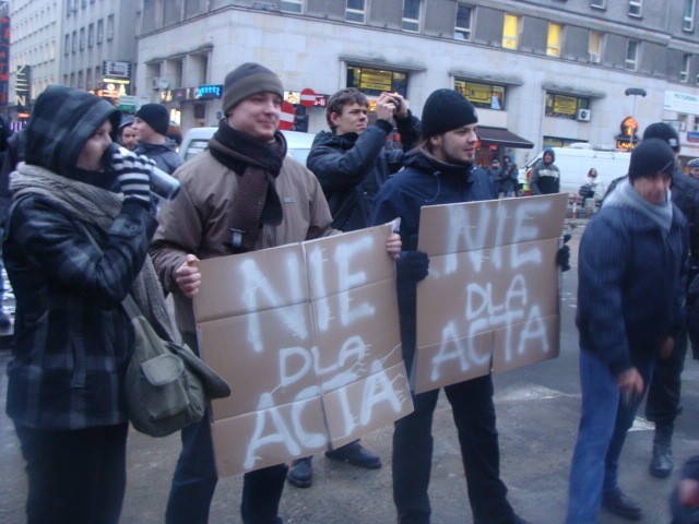 Protest przeciw ACTA w Warszawie. W manifestacji brało udział kilka tysięcy osób [ZDJĘCIA, WIDEO]