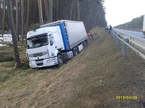 Rurka: TIR "w rowie" na drodze krajowej nr 3