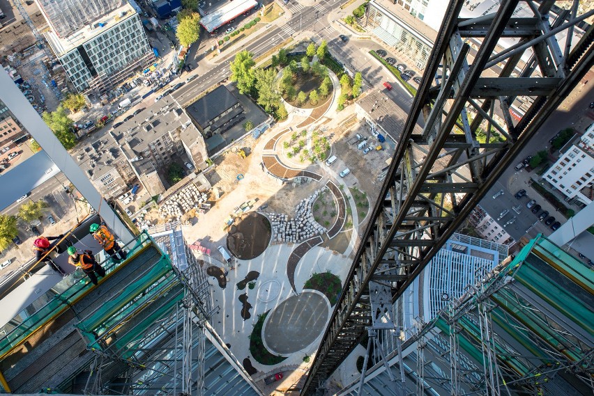Widok na budowany plac Europejski ze szczytu wieżowca.