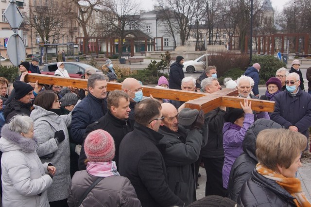 Droga krzyżowa w Kaliszu. Wierni przeszli ulicami miasta