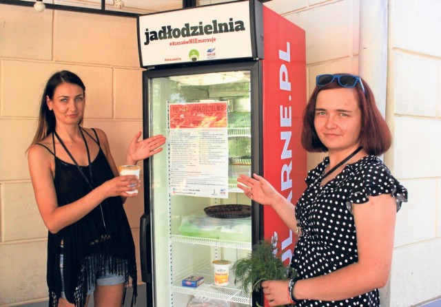 Magdalena Krupa i Marzena Harasiuk, wolontariuszki ze Stowarzyszenia “Zupełne dobro” prezentują pierwszą w Rzeszowie i na Podkarpaciu lodówkę dla potrzebujących