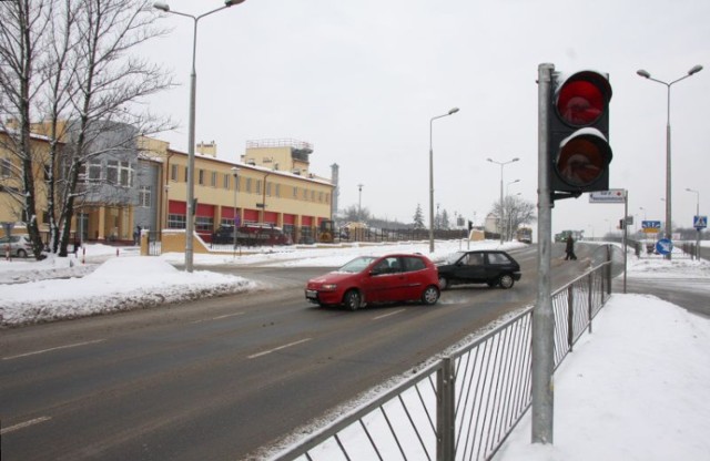 Sygnalizatory przy nowej strażnicy na ulicy Grunwaldzkiej czekają, aż zakończy się jej budowa. W tym tygodniu zaczną działać takie same światła na ulicy Sandomierskiej.