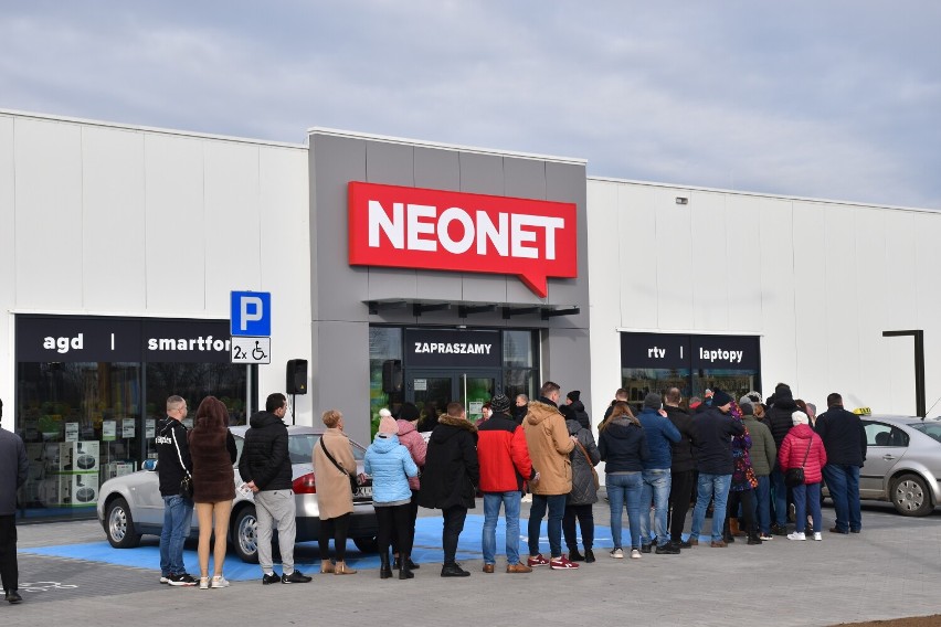 29 marca otwarty został m.in. sklep Neonet.