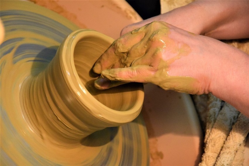Pracownia ceramiki artystycznej w sieradzkim BWA zaprasza. Jaki harmonogram i cennik? Zobacz jak przebiegają zajęcia ZDJĘCIA