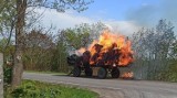 Groźne pożary w powiecie gdańskim. Na ulicy w Mierzeszynie zapaliła się przyczepa ze słomą. W Lisewcu pożar drewnianych bali | ZDJĘCIA