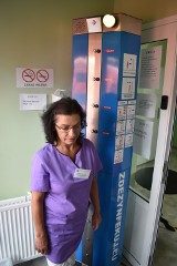 Nowy sprzęt w szpitalu w Krośnie Odrzańskim. Automatyczne stanowisko do dezynfekcji całego ciała jest testowane w wejściu izby przyjęć