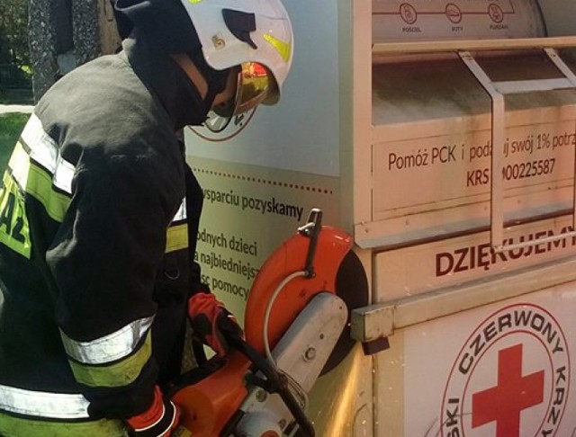 Strażacy z OSP Bogdaniec zostali wysłani do akcji ratowania kota z pojemnika na używaną odzież.

Zobacz też wideo: Ratowanie kota na kieleckiej ulicy
