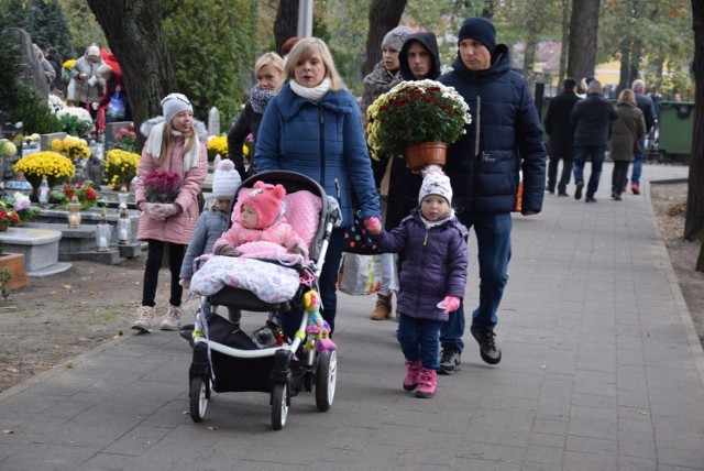 Tłumy nowosolan i nie tylko, czciły pamięć swoich bliskich i odwiedzały groby na najstarszej nekropolii przy ul. Wandy. Oprócz cmentarza komunalnego w centrum miasta, nowosolanie odwiedzali także groby na cmentarzach w Otyniu i na Starym Żabnie. Wielu nowosolan oddawało cześć tym, którzy zginęli na „nieludzkiej ziemi” na Wschodzie i nie mają swoich mogił. Samorządowcy złożyli kwiaty na grobach zmarłych koleżanek i kolegów.

Zobacz również: Trwa policyjna akcja "Znicz". Pierwszego dnia zginęły 4 osoby, a 92 zostały ranne


