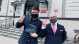 Tarnów. Za tabliczkę "Strefa wolna od LGBT" w Tuchowie, policja oskarżyła go o naruszenie przepisów drogowych. Sąd uniewinnił aktywistę LGBT