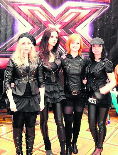 Asia Dobroszek (druga z prawej) z zespołem Sweet Rebels w X-Factor