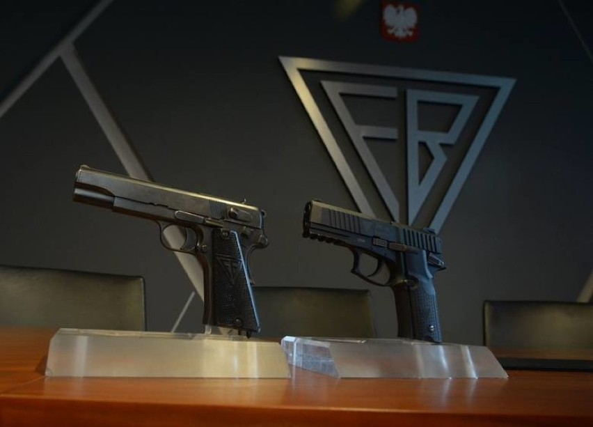 Historyczna i obecna wersja pistoletu ViS. Z lewej strony...