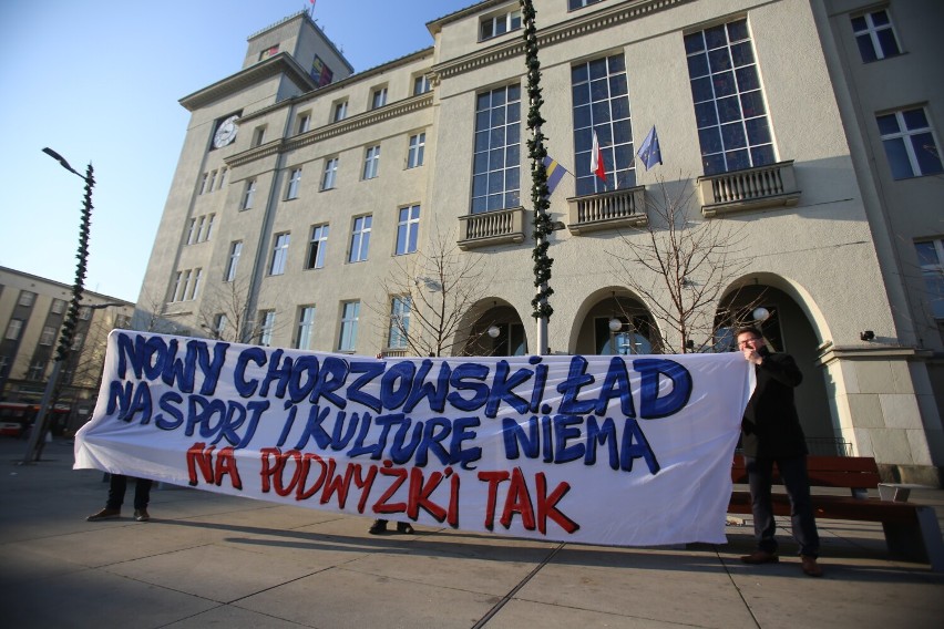 Kibice Ruchu Chorzów protestowali przeciw podwyżkom pensji...