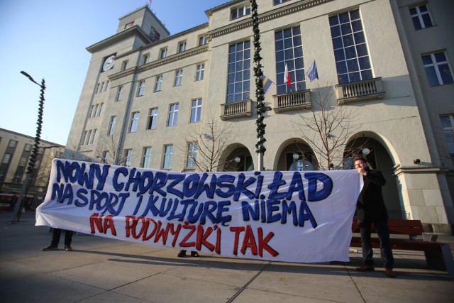 Kibice Ruchu Chorzów protestowali przeciw podwyżkom pensji urzędników. Zobacz zdjęcia Niebieskich.