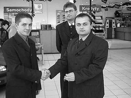 Wojciech Zieliński, manager Centrum Kart WBK SA, wręcza kluczyki do nowego auta Maciejowi Kollatowi.