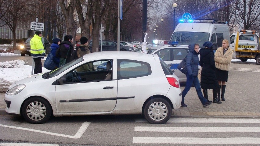 Na ul. Domaniewskiej zderzyły się dwa auta [ZDJĘCIA]