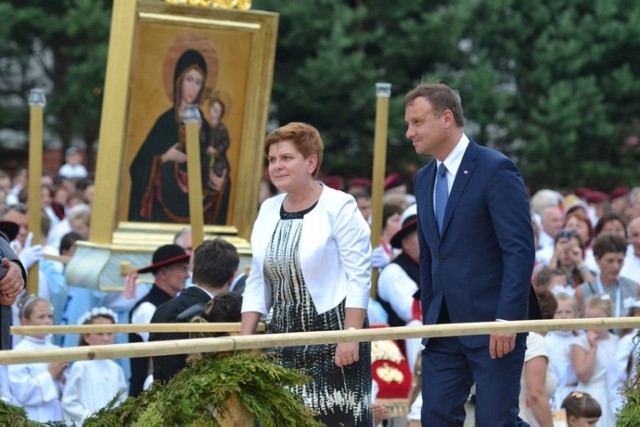 Andrzej Duda i Beata Szydło wzięli udział w mszy w Sanktuarium w Rychwałdzie