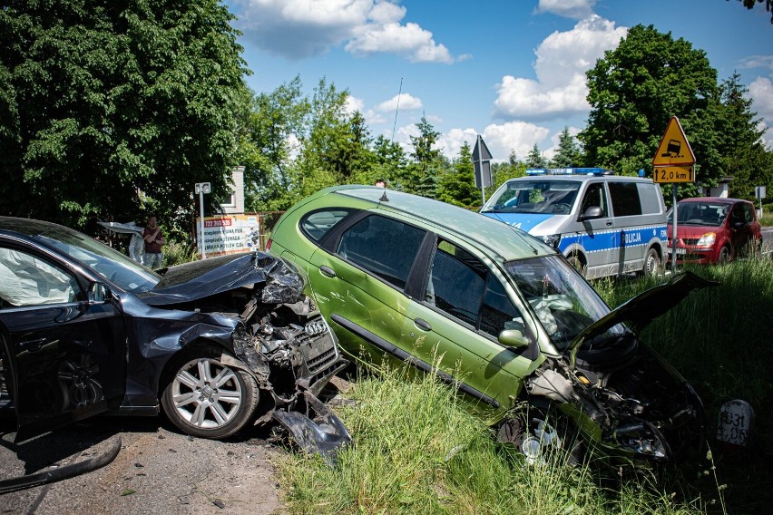 Wypadek koło OSP w Brudzewicach. Zderzyły się dwa samochody, dwie osoby poszkodowane ZDJĘCIA