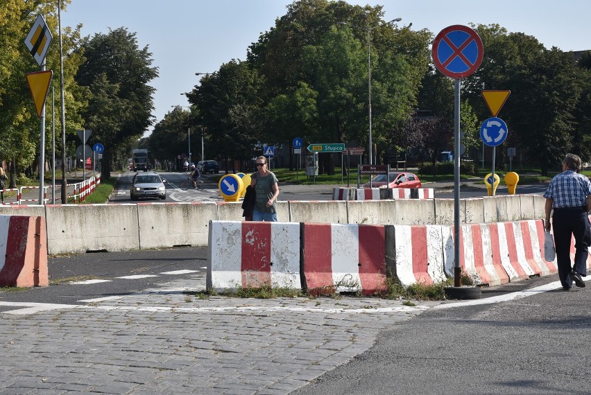 „Rondo” przy ul. Wrzesińskiej i Witkowskiej. Szaro, buro,...