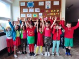 Europejski Dzień Języków Obcych w kazimierskiej „trójce”. Na szkolnych korytarzach dominowały kolory europejskich flag [ZDJĘCIA]