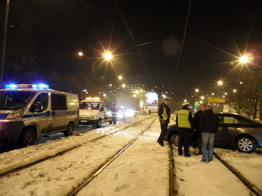 Sosnowiec: Samochód na torowisku zablokował ruch tramwajowy [ZDJĘCIA]