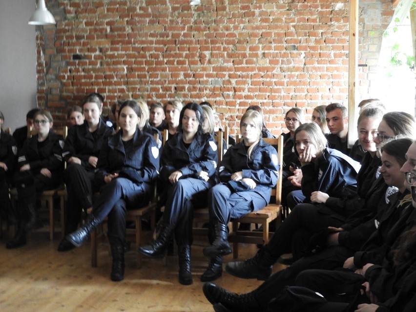 Uczniowie z Zespołu Szkół Ponadgimnazjalnych nr 2 w Jarocinie uczestniczyli w policyjnych warsztatach w Kiekrzu ZDJĘCIA