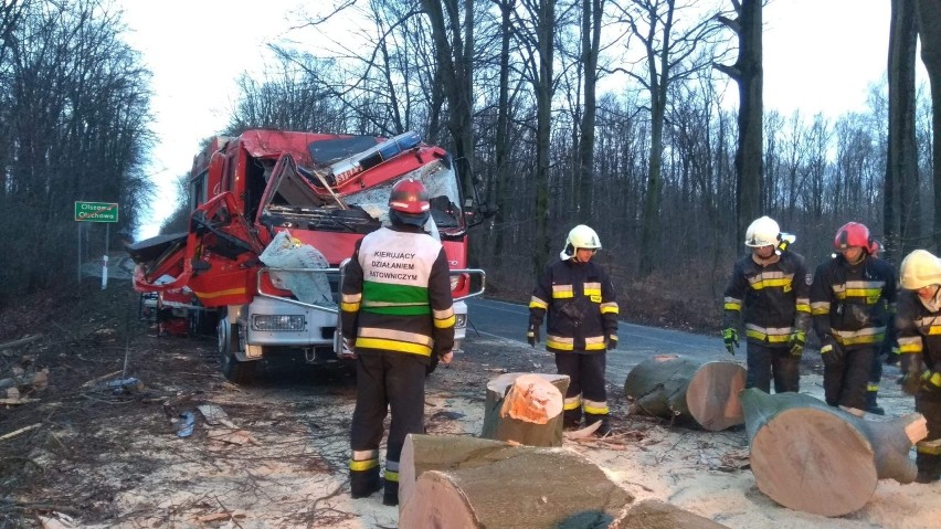 Drzewo runęło na wóz strażaków z OSP Zalesie Śląskie. Dwóch mundurowych poszkodowanych