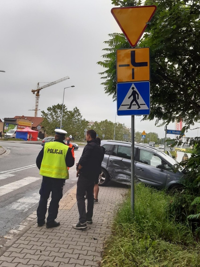 Włączanie kierunkowskazu na drodze głównej, która jest...