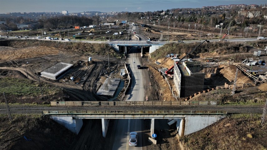 Budowa węzła Grębałów na trasie S7 idzie pełną parą. Betonowe przęsła pną się w górę ZDJĘCIA