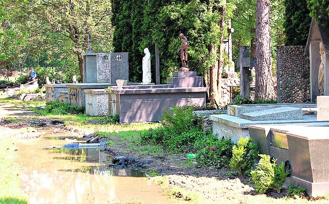 Fala, która przeszła przez cmentarz w Rzepienniku Strzyżewskim, uszkodziła wiele nagrobków