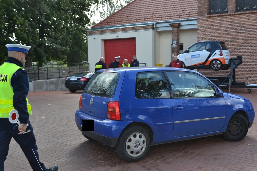 Pruszcz Gdański: Zatrzymani kierowcy za karę musieli wsiąść do symulatora dachowania [ZDJĘCIA]
