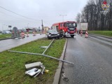 Wypadek w Jastrzębiu: pijany kierowca golfa ściął latarnię, która  uszkodziła dwa auta. Zdjęcia