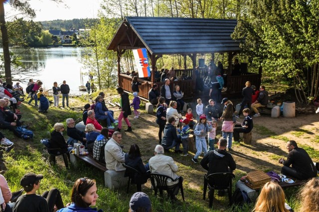 Na scenie zaprezentował się znany i lubiany bydgoski zespół „Własny Port”, który zabrał uczestników zabawy w klimatyczną podróż szlakiem morskich opowieści.