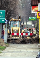 Piesi nie mogą przejść remontowaną ulicą Batorego